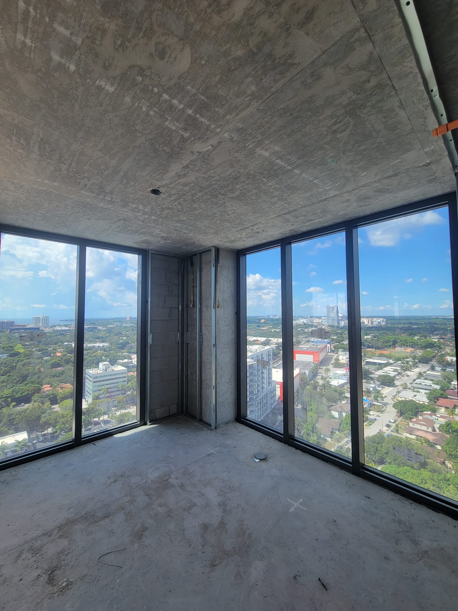 Ventanas de piso a techo en torre residencial